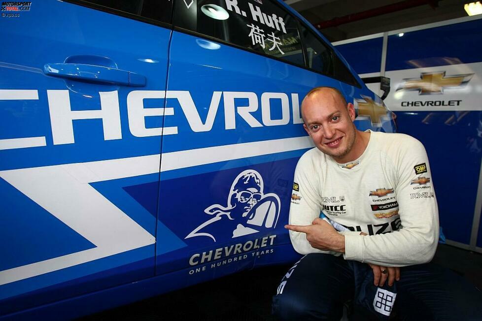 Als junger und recht unerfahrener Bursche kam Rob Huff 2005 zu seinem WTCC-Debüt mit Chevrolet. Mittlerweile zählt der britische Rennfahrer zum kleinen Kreis der Champions. Huff hat über die Jahre an seiner Herangehensweise gefeilt und ist nun sowohl auf eine Runde eine Wucht als auch im Rennen. Seine Ausbeute von 23 Siegen und 1.366 WM-Punkten aus 178 Rennen unterstreicht diese Entwicklung. Platz zwei für den aktuellen Tourenwagen-Weltmeister.