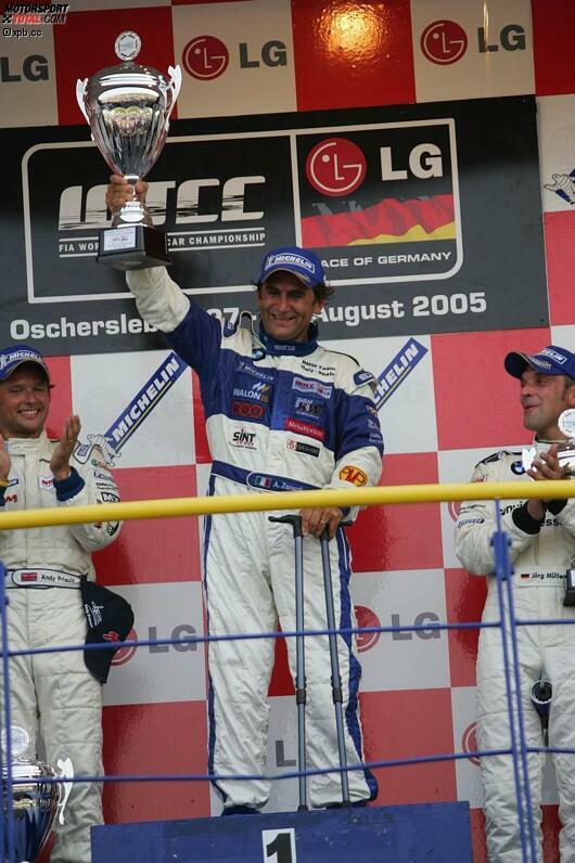 Dieser Applaus kommt von Herzen: Andy Priaulx (links) und Jörg Müller (rechts) stehen mit Alessandro Zanardi auf dem Podest von Oschersleben, als Zanardi stolz den Siegerpokal in die Höhe stemmt. Es ist sein erster Erfolg in der WTCC. Drei weitere Siege lässt der Italiener bis 2009 noch folgen.