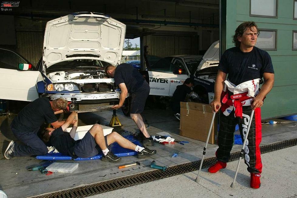 Im Juli 2003, weniger als zwei Jahre nach seinem schweren Unfall auf dem Lausitzring, kehrt Alessandro Zanardi in den Motorsport zurück. Genauer gesagt: Er wagt sich in einem S2000-Tourenwagen des italienischen ROAL-Teams auf die Strecke. Bei Rimini fährt er einen BMW 320i - und findet auf Anhieb Gefallen daran.