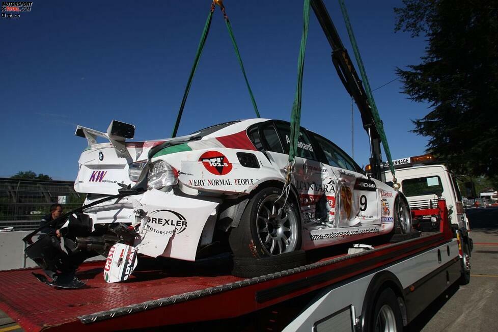 In seltenen Fällen muss aber auch Alessandro Zanardi einsehen, dass es nicht mehr weitergeht: Hier ist sein BMW 320si nach einem Unfall nicht mehr fahrbereit.