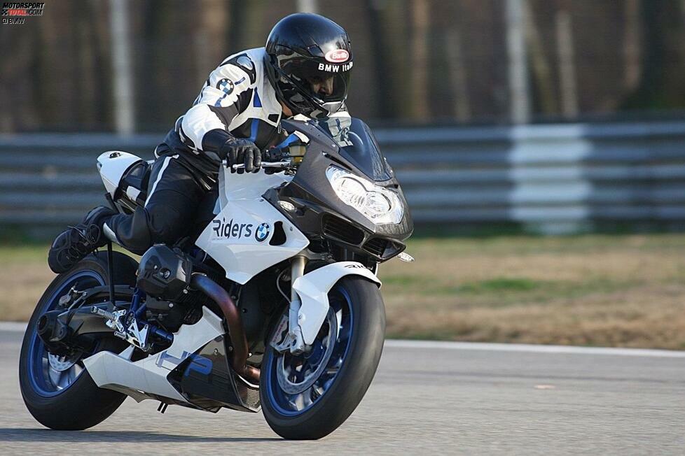 Dezember 2009: Wie all dies auf einem Motorrad funktioniert, findet Alessandro Zanardi auf Einladung von BMW in Monza heraus. Die modifizierte BMW HP2 bewegt er rasch mit hohem Tempo um die legendäre Rennstrecke.