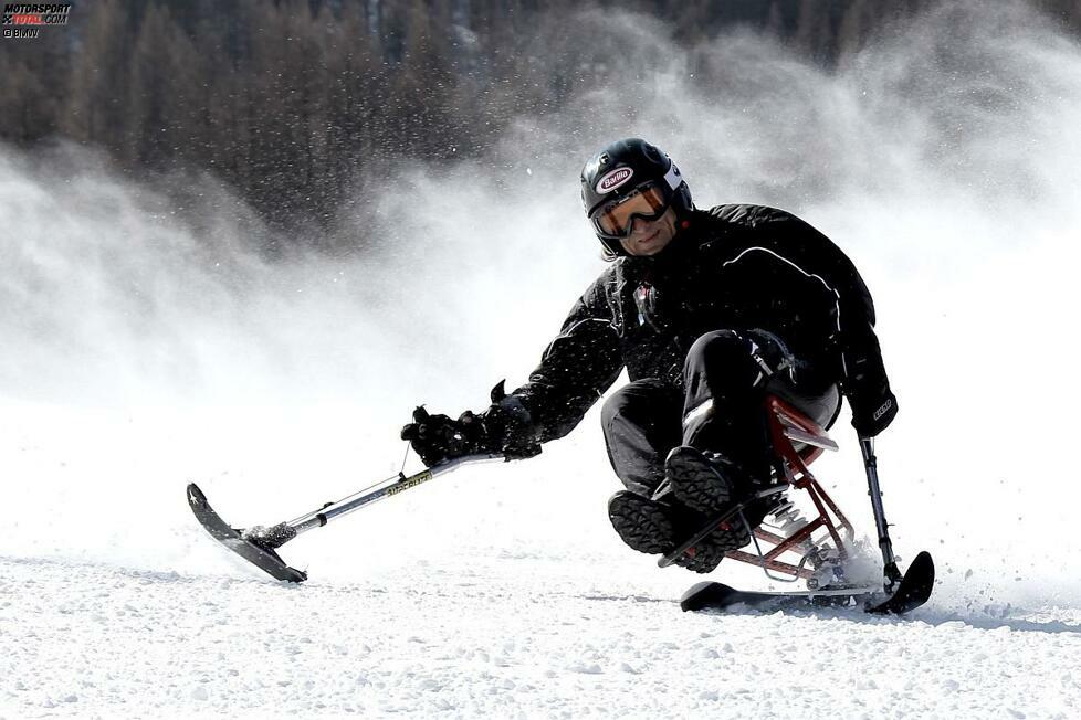 März 2010: Alessandro Zanardi wagt sich bei Turin auf die Skipiste. Er nimmt an einem Projekt teil, das Skikurse für Behinderte anbietet. Trotz seiner Beinprothesen wirbelt Zanardi mächtig viel Schnee auf ...