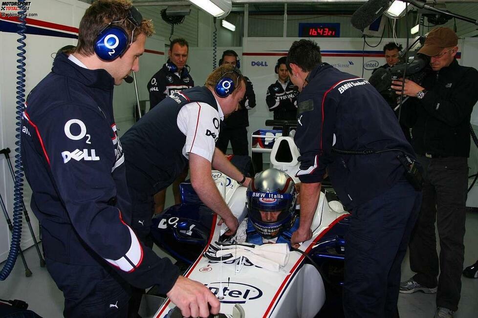 November 2006: Beim Formel-BMW-Weltfinale in Valencia steigt Alessandro Zanardi zum ersten Mal seit 1999 wieder in ein Formel-1-Auto. Dank BMW erhält er die Chance, den BMW Sauber F1.06 zu fahren. Hier bereitet er sich auf seine Ausfahrt vor.