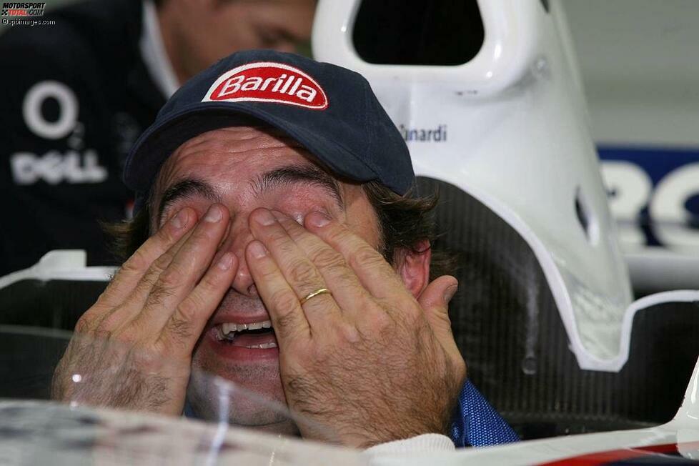 Zu Tränen gerührt oder einfach nur amüsiert? Alessandro Zanardi im Cockpit des BMW Sauber F1.06, mit dem er in Valencia einige Proberunden drehen darf.