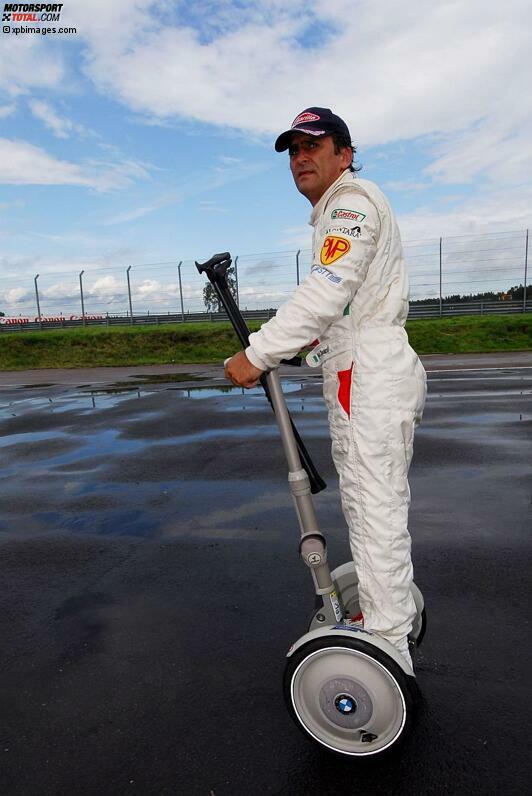 Im Fahrerlager ist Alessandro Zanardi meist ebenso flink unterwegs wie auf der Rennstrecke. Mit seinem Roller flitzt er zwischen Boxen und Trucks hin und her. Für ein Foto mit den Fans oder ein Autogramm hält er aber gern an.