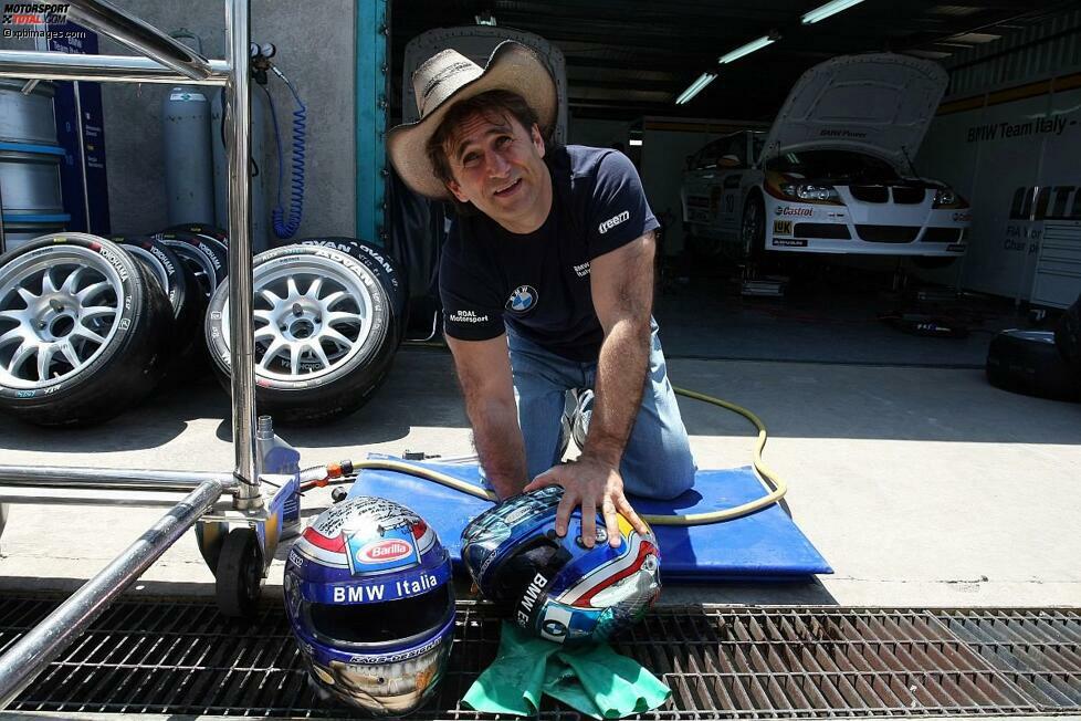 Und er scheut sich nicht, selbst Hand anzulegen. Hier ist Alessandro Zanardi damit beschäftigt, seine Helme zu reinigen. In der Boxengasse und während einer WTCC-Veranstaltung.