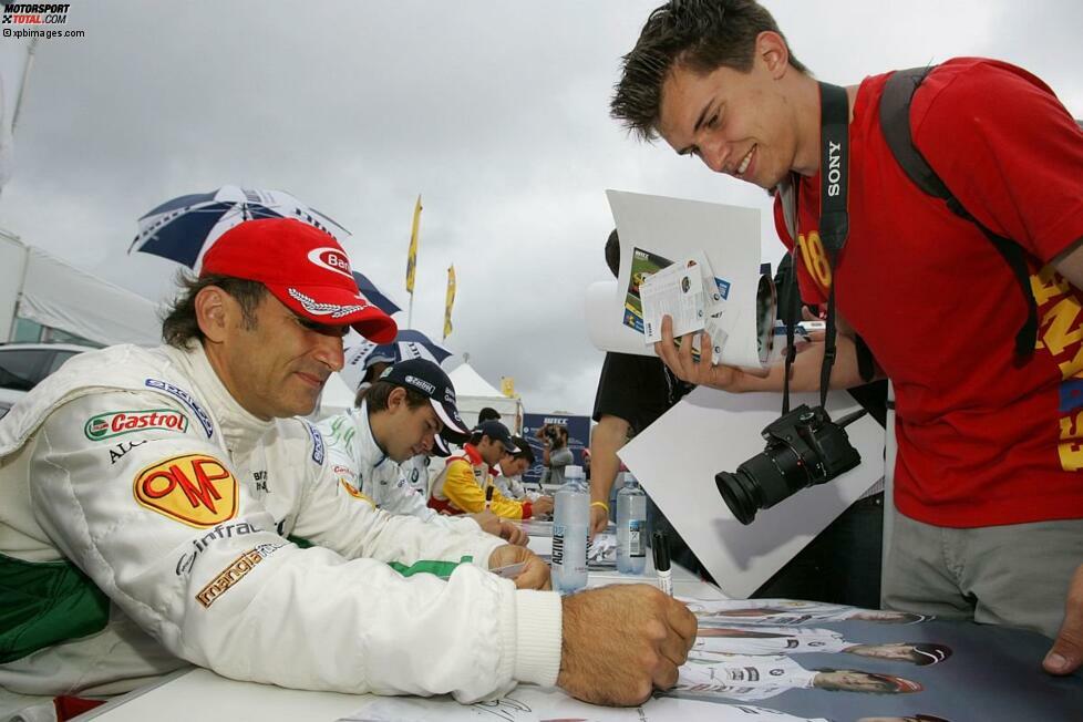 Bei den Fans ist er nicht erst seit seinem Sieg in Oschersleben die absolute Nummer eins. Den größten Andrang bei der Autogrammstunde gibt es traditionell vor dem Tisch des BMW-Piloten, der geduldig jeden Signatur- und Fotowunsch erfüllt. Mit einem Lächeln im Gesicht. Auch deshalb schätzen ihn die Fans.