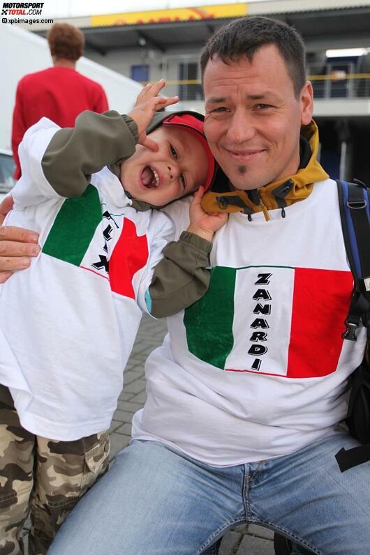 Egal, ob Groß oder Klein - Alessandro Zanardi begeistert sämtliche Fans auf den Tribünen und die Zuschauer vor den TV-Bildschirmen. Der Italiener avanciert in der WTCC rasch zum absoluten Publikumsliebling und steht in der Gunst der Fans sogar über den Weltmeistern Yvan Muller, Andy Priaulx und Gabriele Tarquini.