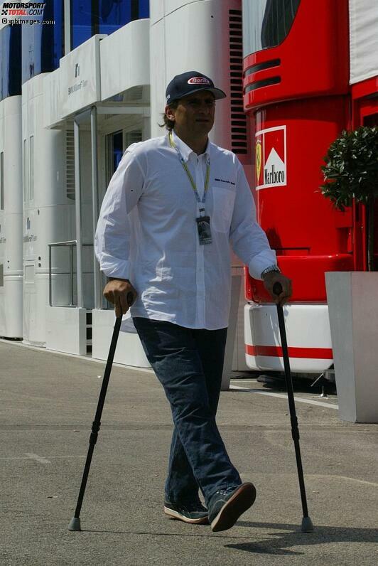 Seine Krücken hat Alessandro Zanardi trotz allem stets dabei. Hier im Fahrerlager der Formel 1, dem er in regelmäßigen Abständen Besuche abstattet. Alessandro Zanardi ist ein gern gesehener Gast. Und bei den Journalisten ein beliebter Interviewpartner. Durch seine Fröhlichkeit und durch seine charmante Art erobert er die Herzen seiner Mitmenschen ohnehin im Sturm.