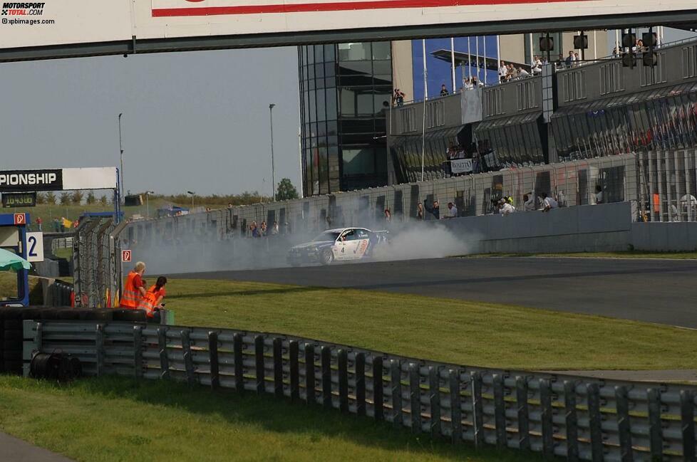 Wenige Runden später schreibt Alessandro Zanardi Sportgeschichte: Als erster beinamputierter Rennfahrer gewinnt er einen WM-Lauf. Und er feiert dies, wie seine Siege in der US-amerikanischen CART-Meisterschaft - mit Donuts auf der Zielgeraden von Oschersleben!