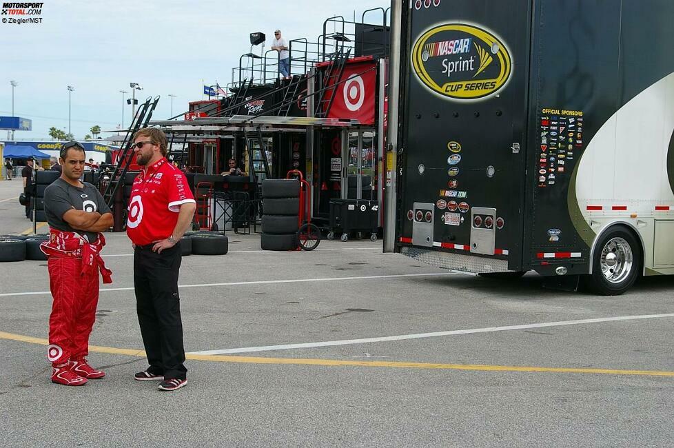 Die Protagonisten sind indes sehr zugänglich, wie ich während meiner Tage in Daytona feststellen konnte. Juan-Pablo Montoya, früher ein Siegfahrer in der Formel 1, steht schon mal ganz locker für eine kleine Unterhaltung im Fahrerlager und Fans für einen Autogrammwunsch zur Verfügung.