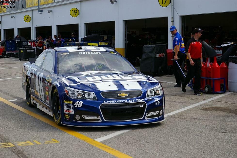 Wo wir gerade bei den Unterschieden sind: Werfen wir doch mal einen Blick in die Boxengasse, wo uns gerade Jimmie Johnson entgegenkommt. Ja, richtig: Fans (mit dem entsprechenden Ticket) und Medienvertreter kommen ganz nahe ran an das Geschehen. Und ich ertappe mich mehrfach dabei, wie ich über meine Schulter schaue, um nicht von einem 900-PS-Monster plattgewalzt zu werden. In der Boxengasse von Daytona herrscht nämlich sogar Gegenverkehr!