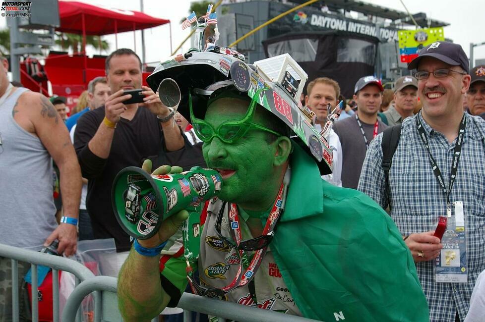 Der eine oder andere Fan verkleidet sich dann schonmal ganz ausgefallen. An diesem grünen Männchen hätte Dale Earnhardt Jr. sicher seine Freude - eine so lautstarke Unterstützung hat man als Rennfahrer nicht alle Tage...