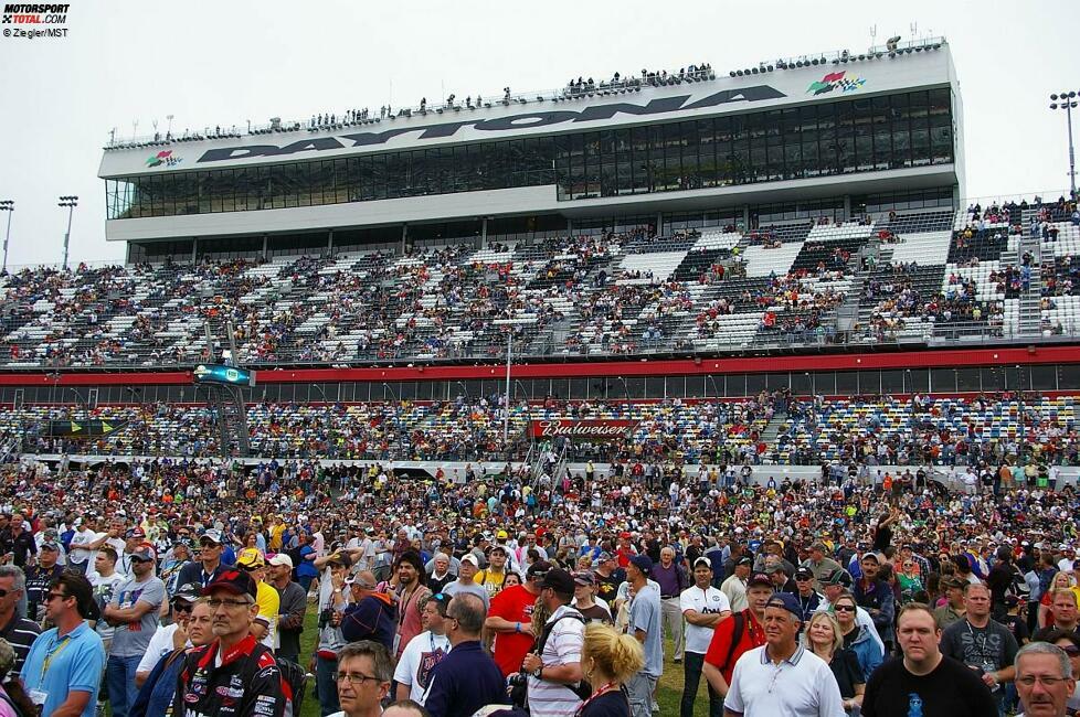 Auch in Bezug auf die Fans, die hier ganz klar im Vordergrund stehen. Vor dem großen Rennen, dem Daytona 500, dürfen einige von ihnen (und das sind viele, wenn man bedenkt, dass insgesamt fast 200.000 Zuschauer vor Ort sind!) ins Infield. Ein Angebot, das offenbar gern angenommen wird.