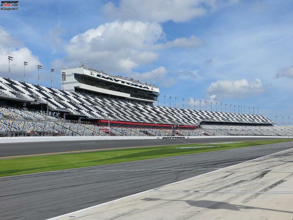 Willkommen in Daytona! Oder vielmehr: Willkommen in Amerika! Mein Name ist Stefan Ziegler - und für mich ist es nicht nur der erste Vor-Ort-Besuch bei einem NASCAR-Rennen, sondern auch meine erste Reise in die Vereinigten Staaten. Und was ich dort sehe, imponiert mir sehr: Der Daytona International Speedway scheint genau so zu sein, wie man sich die USA klischeehaft vorstellt: riesig und beeindruckend. Und ich frage mich gleich am ersten Tag: Wie um alles in der Welt wollen die Amis denn diese gewaltigen Tribünen vollkriegen?