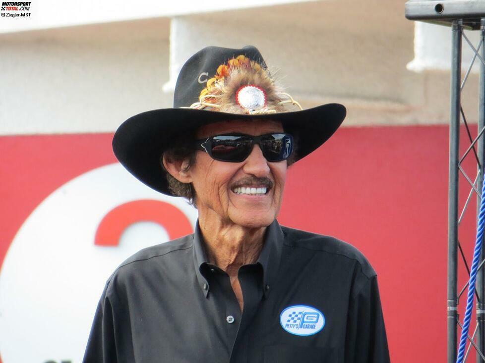 Einer der Besten seiner Zunft war übrigens auch in Daytona zu Gast: Richard Petty, der siebenmalige NASCAR-Champion. Quasi der Michael Schumacher der Vereinigten Staaten. Und ständig umringt von Fotografen, selbst wenn er im Fahrerlager 