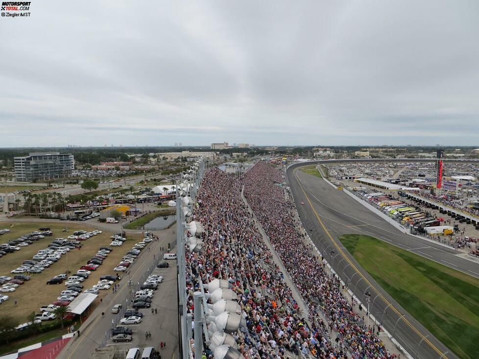 Ein bisschen seltsam ist es ja schon: Der Speedway als eines der höchsten und größten Gebäude in der Umgebung, volle Tribünen - und ringsherum... nicht mehr sehr viel bis zum Atlantik. Ganz so, als würde der Motorsport im Mittelpunkt dieser Küstenstadt stehen. Und das tut er natürlich an diesem Wochenende.