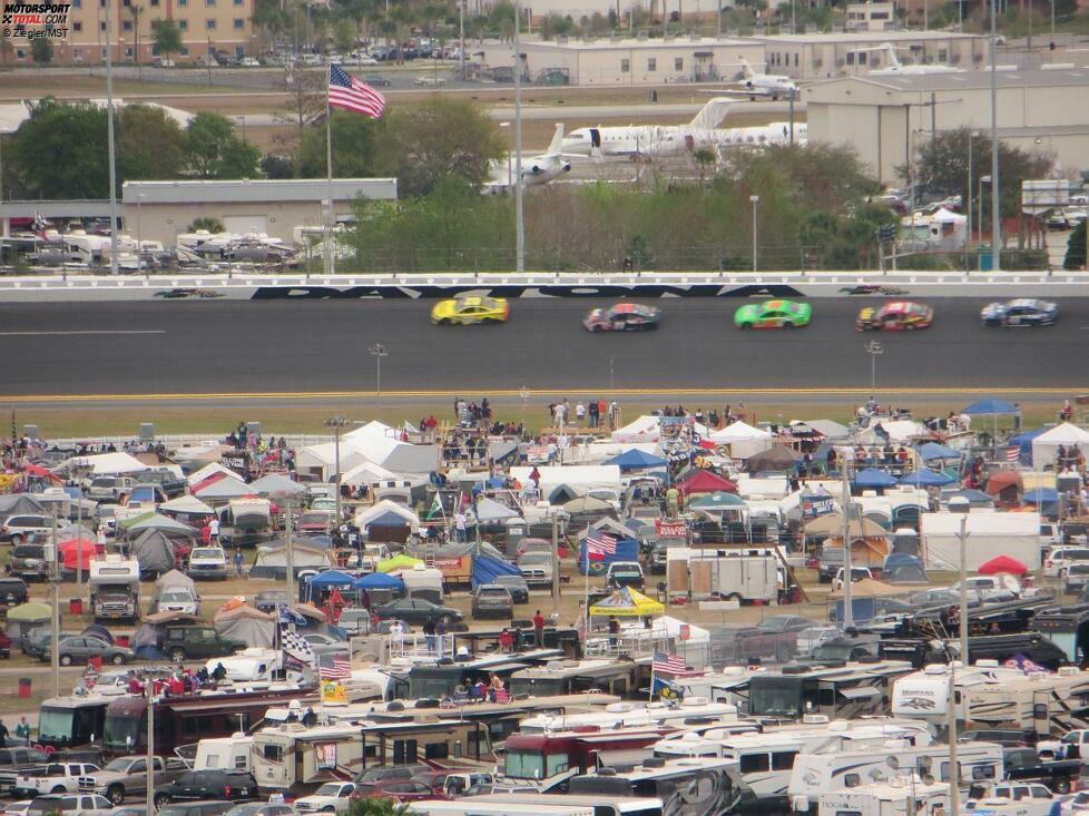 Und an was erinnert wohl dieses Bild? Richtig! Ich hatte es vorhin schon einmal erwähnt: Le Mans und Nürburgring. Zelten an der Rennstrecke, ein Wohnmobil größer als das nächste, Motorhomes im XXL-Format. Und auf dem Asphaltband am Rand sausen die beliebstesten Rennwagen Nordamerikas vorbei. Idyllisch, irgendwie...