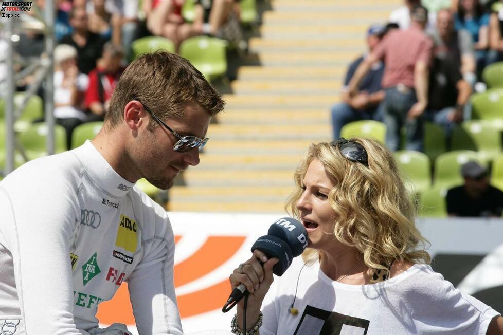 Martin Tomczyk (BMW):
Interview mit der Gattin: Der Rosenheimer ist in den vergangenen Monaten ins Familienleben gestartet. Er heiratete Christina Surer, seit März kümmern sich die beiden um ihre gemeinsame Tochter Emily Grace. Während der gelernte Bürokaufmann im Alter von 31 Jahren mit dem Hobby Paintball jung geblieben ist, lässt er es musikalisch eher gediegen angehen und legt Herbert Groenemeyer in den CD-Player. Oder vielmehr dessen Scheiben.