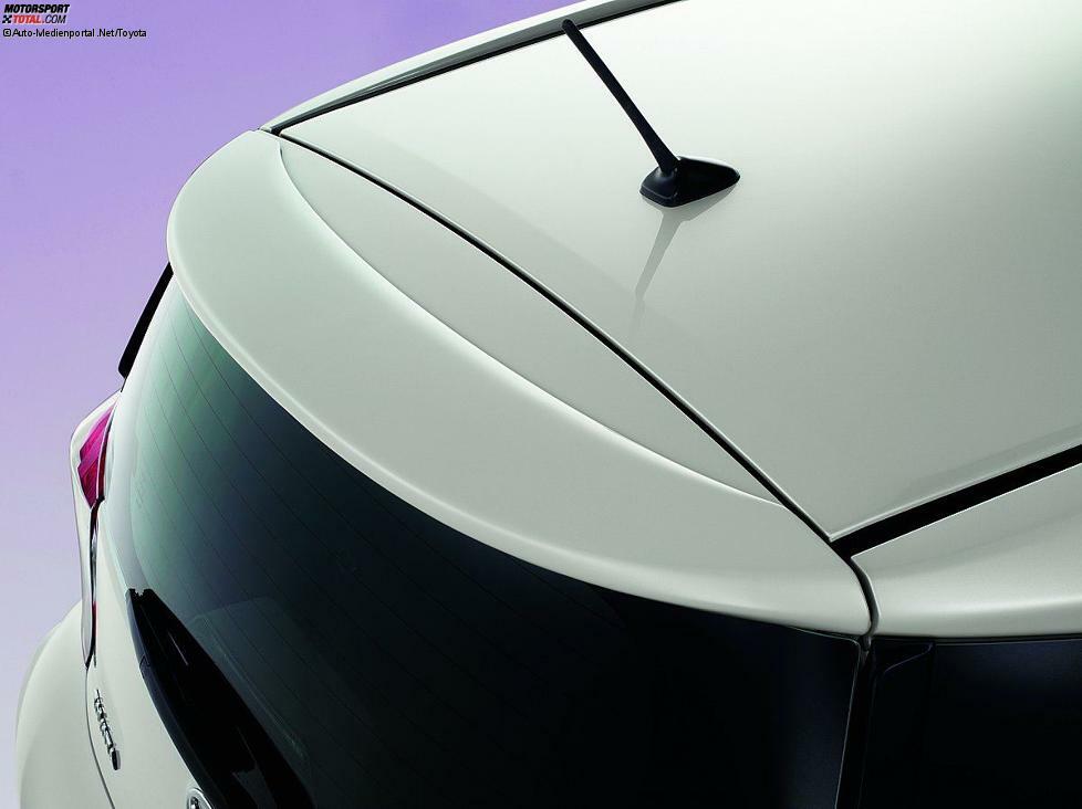 Das Dach des iQ ziert auf Wunsch ein Spoiler in Wagenfarbe, der sowohl optisch als auch aerodynamisch für 186 Euro eine gute Wahl ist