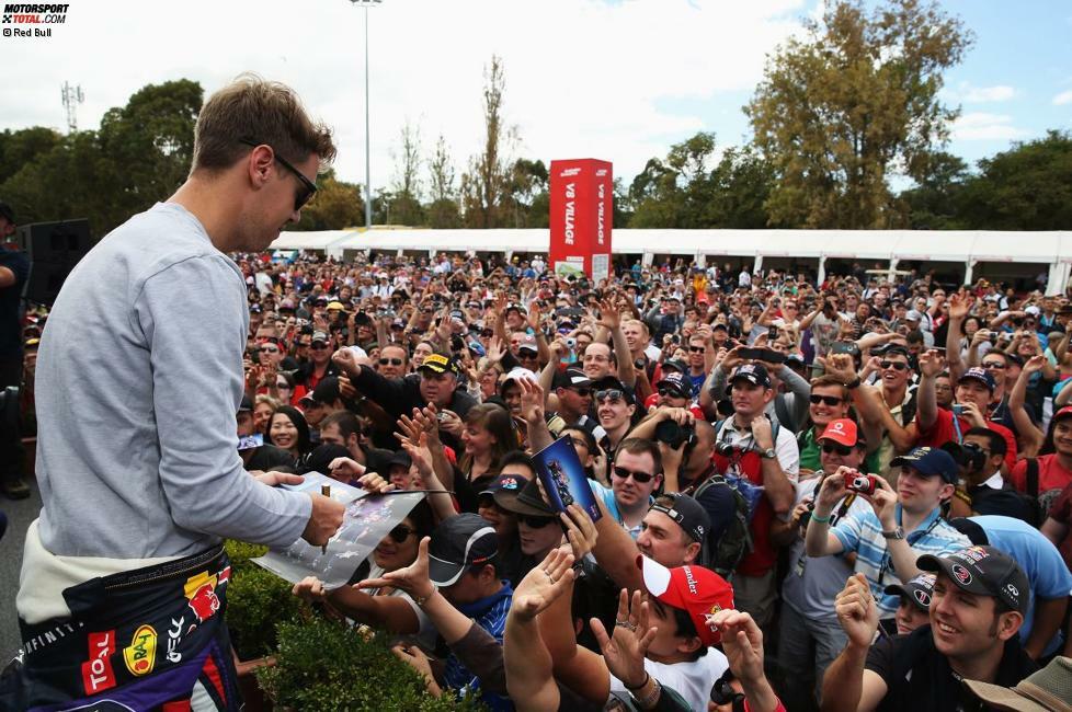 Weltmeister sein ist schwer: Riesenwirbel um Champion Sebastian Vettel bei der Ankunft im Albert Park am Donnerstag - fast so, als wäre er der 