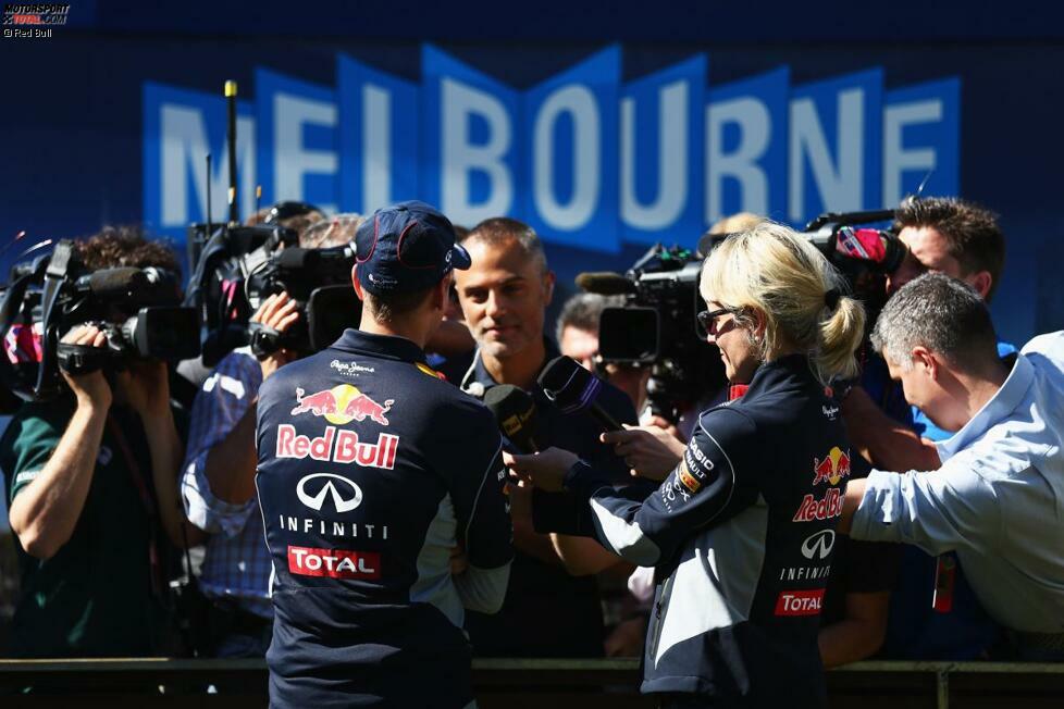 Nach den Fans warten die Journalisten, mit dutzenden TV-Kurzinterviews, in denen immer wieder die gleichen Fragen gestellt werden. Vettel beantwortet diese mit professioneller Geduld, immer mit Medienbetreuerin Britta Roeske an seiner Seite.
