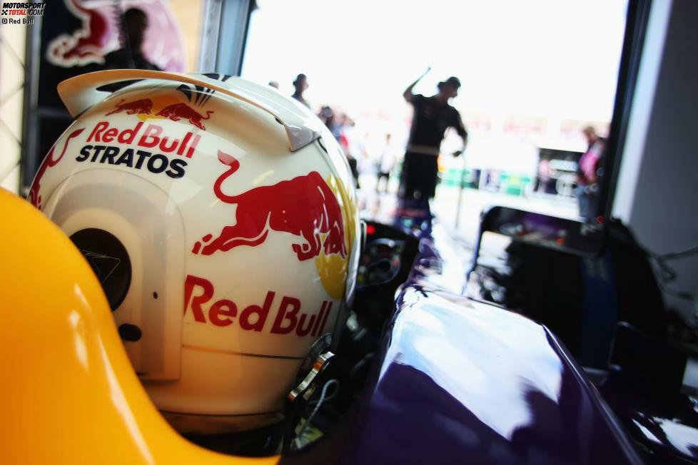 Kommt Ihnen dieser Helm bekannt vor? Vettel fuhr im Training auf den Spuren von Weltall-Fallschirmspringer Felix Baumgartner. Als jedoch der Regen kam, musste der weiße Helm einem blauen Modell weichen.