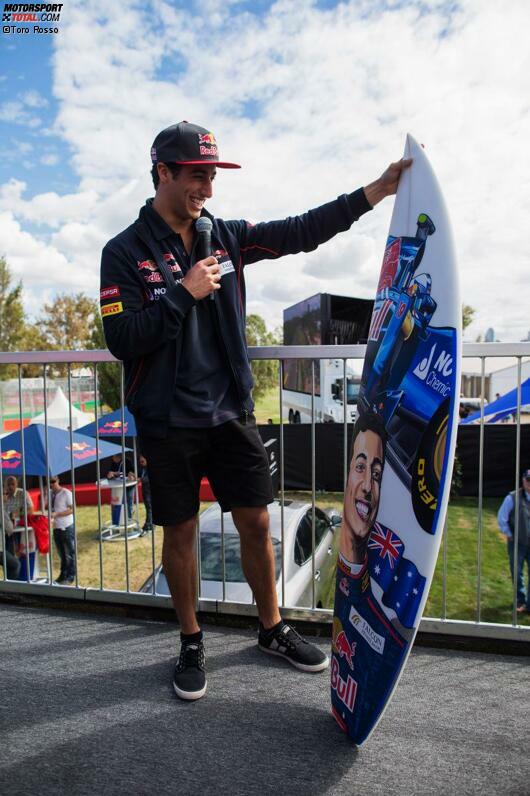 Da hat es Daniel Ricciardo schon ein bisschen leichter, auch wenn gerade bei seinem Heim-Grand-Prix das Interesse an seiner Person groß ist. Aber lieber ein Surfbrett geschenkt bekommen, ...