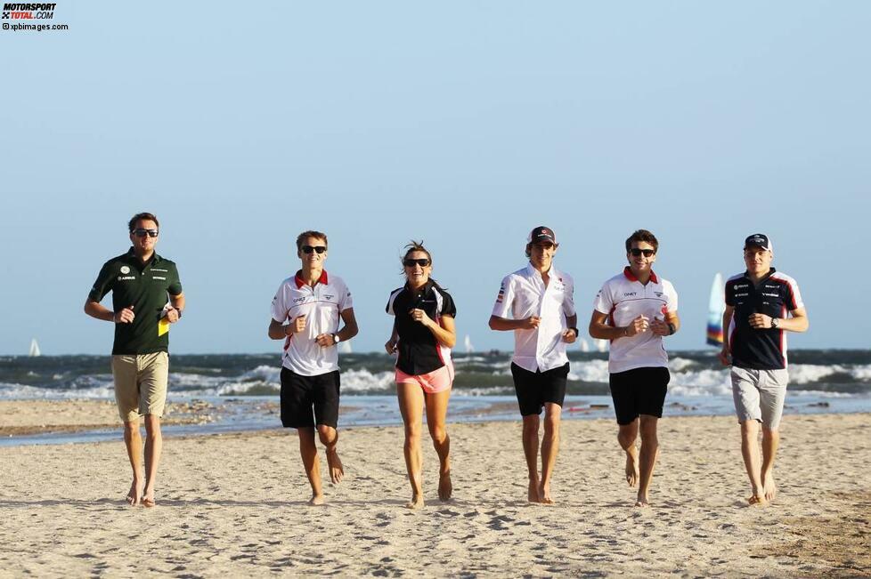 TV-Reporterin Natalie Pinkham mit den Formel-1-Rookies 2013 am St-Kilda-Beach. Von links nach rechts: Giedo van der Garde (dessen Karriere vom Schwiegervater finanziert wird), Max Chilton (für den Daddy tief in die Tasche greift), Esteban Gutierrez (gefördert von Carlos Slim, dem reichsten Mann der Welt), Jules Bianchi (seine Rechnungen bezahlt Ferrari) und Valtteri Bottas (Manager: Williams-Aktionär Toto Wolff).