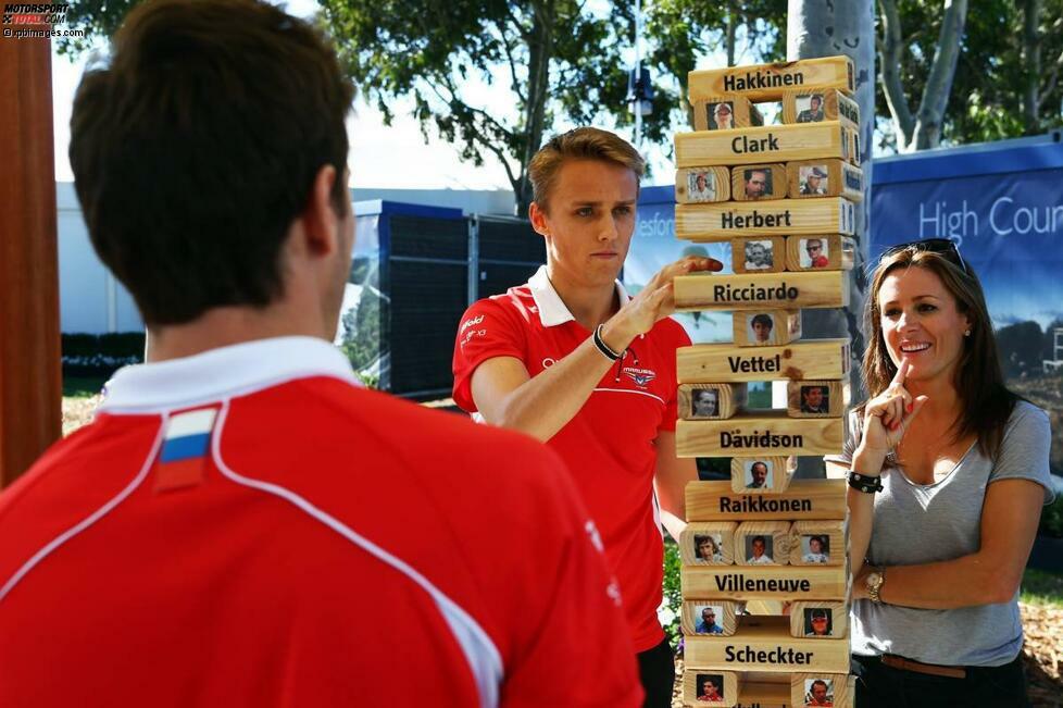 Die Marussia-Rookies Max Chilton und Jules Bianchi beim Formel-1-Jenga. Wir können verraten: Der Turm stürzte ein. Wer ihn zum Einsturz brachte, wurde uns hingegen leider nicht mitgeteilt.