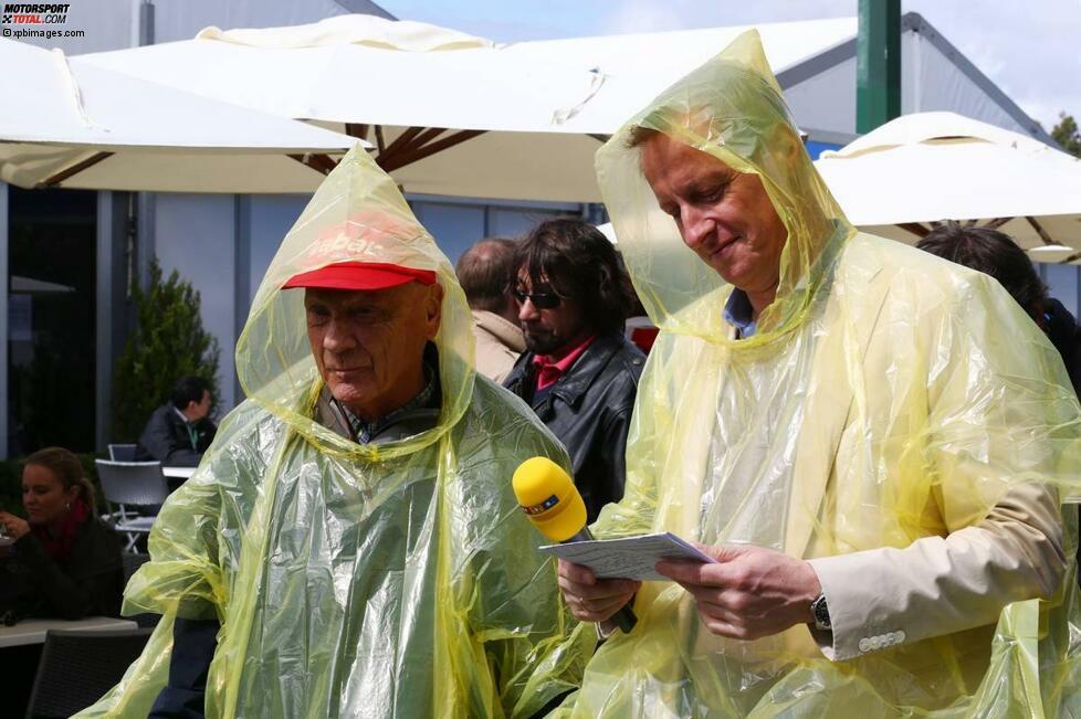 Von Wegen Sommer und Sonnenschein in Australien: Niki Lauda, trotz seiner Mercedes-Funktion weiterhin auch RTL-Experte, und Moderator Florian König trotzdem dem strömenden Regen, der sogar zu einer Verschiebung des Qualifyings auf Sonntag führt.