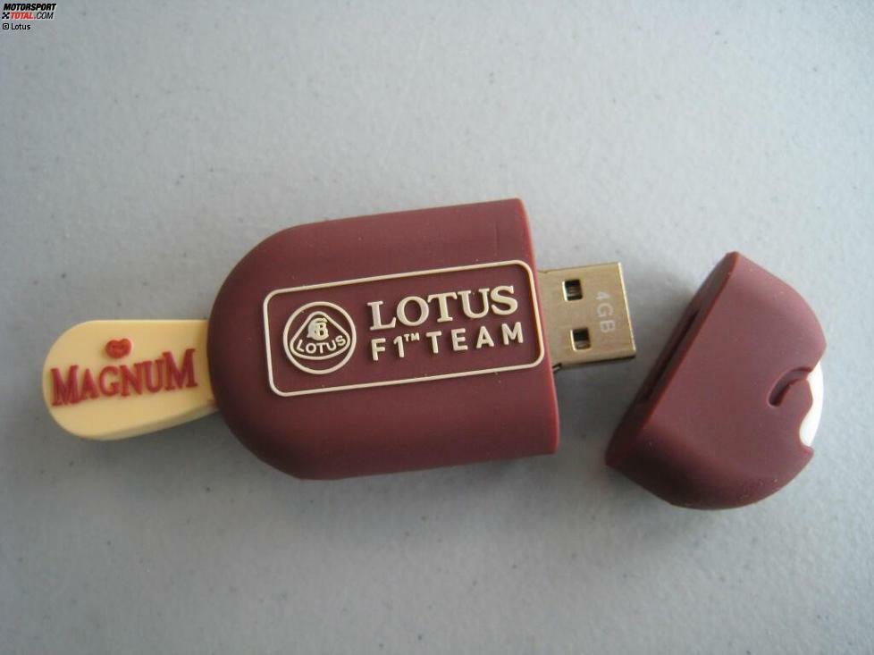 Übrigens: Lotus verteilte an Journalisten diese kreativen USB-Sticks - eine Anspielung auf den Abbruch-Grand-Prix in Malaysia 2009, bei dem Kimi lieber ein Eis schleckte, anstatt sich auf den möglichen Restart vorzubereiten...