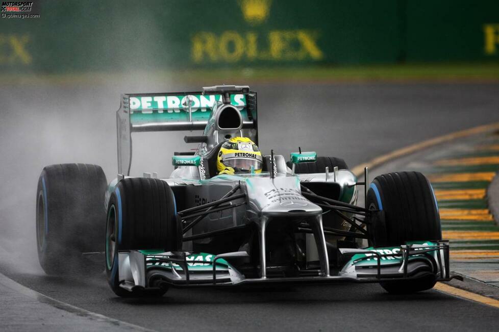 Am Samstagnachmittag dann die erste Entscheidung: Bei strömendem Regen (deswegen eine halbe Stunde Verspätung) sichert sich Rosberg die Bestzeit in Q1.