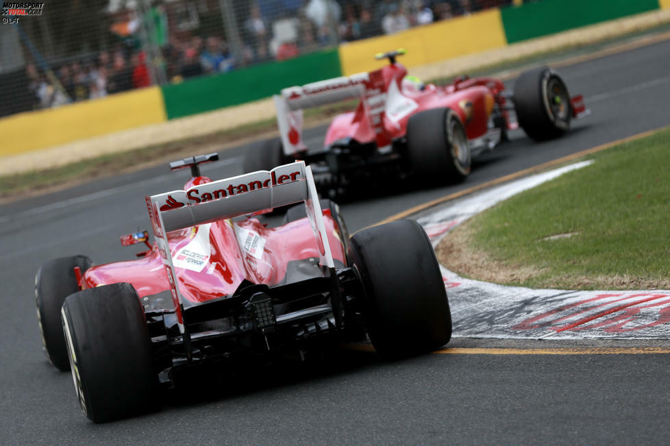 Eine der ersten Überraschungen der Saison: Felipe Massa darf Ferrari-intern zunächst vor Fernando Alonso bleiben. Beim zweiten Boxenstopp, zu dem der Brasilianer um drei Runden später reinkommt als sein Verfolger, erledigt sich das 