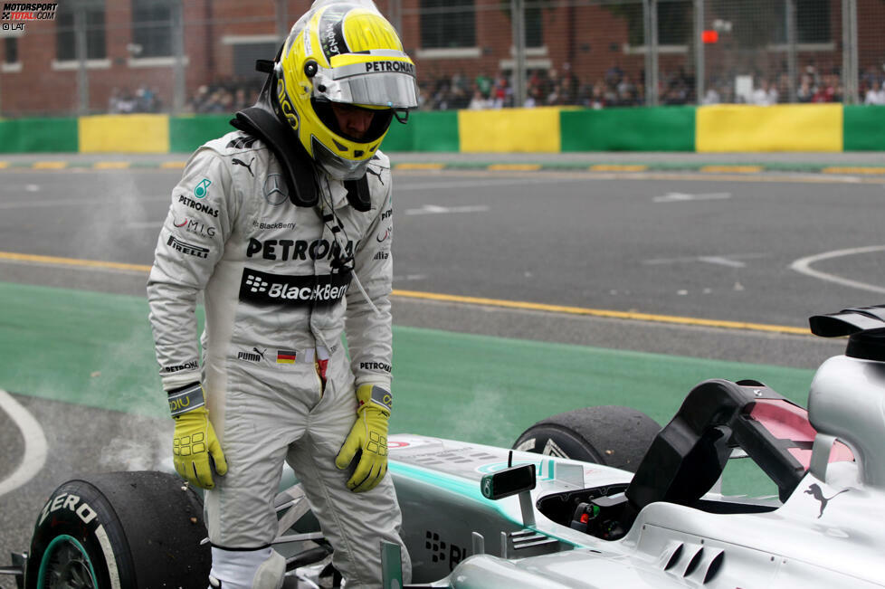 In der 27. Runde scheidet Rosberg mit Elektronikdefekt am Mercedes aus, an dritter Stelle liegend - allerdings nur, weil er in jener Phase noch einen Boxenstopp im Rückstand ist.