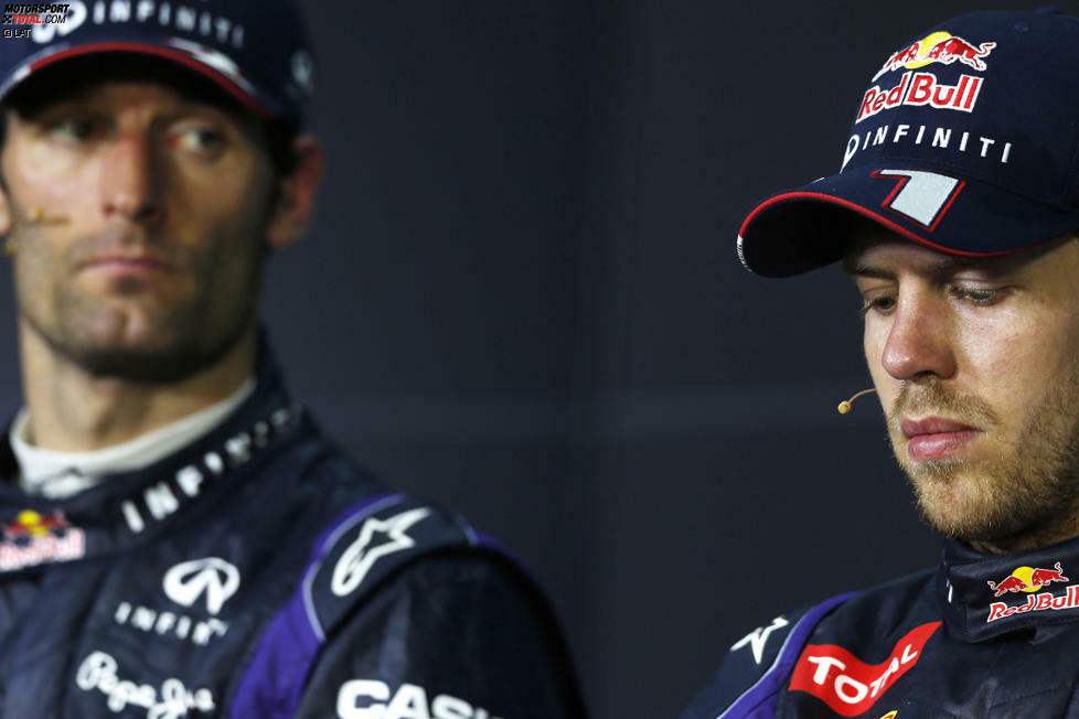 Es war einer der kuriosesten Doppelsiege aller Zeiten: Sebastian Vettel gewann den Großen Preis von Malaysia 2013 vor seinem Red-Bull-Teamkollegen Mark Webber. Doch es war die Art und Weise, wie dieser Sieg zustande gekommen war, die die Gemüter erhitzte und die Mienen erstarren ließ. In einem Grand Prix, der noch etliche weitere skurile Geschichten schrieb. Darauf blicken wir in dieser Fotostrecke zurück!