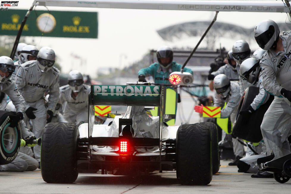 Doch auch bei der Konkurrenz lief nicht alles glatt. Lewis Hamilton (Mercedes), der McLaren in der Winterpause verlassen hatte, litt scheinbar an einem Rückfall in alte Gewohnheiten: Beim Reifenwechsel in Runde 7 fuhr er zunächst bei der McLaren-Crew vor! Die winkte ihn aber weiter und so parkte Hamilton doch noch bei Mercedes, wie das Foto dokumentiert. Und bei der richtigen Crew klappte es dann auch mit dem Reifenservice...