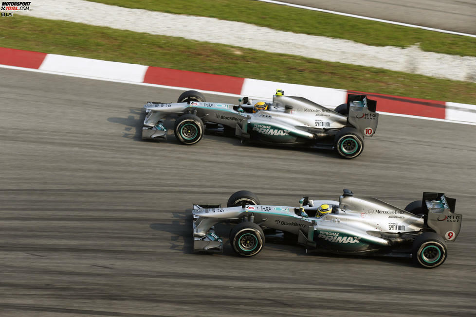 Und auch Nico Rosberg bescherte seinem Team daher ein paar aufregende Momente, denn - genau wie Sebastian Vettel - probierte auch er sein Glück und attackierte seinen Teamkollegen Lewis Hamilton. Und zunächst sah es danach aus, als wären die Bemühungen von Rosberg (innen) von Erfolg gekrönt...