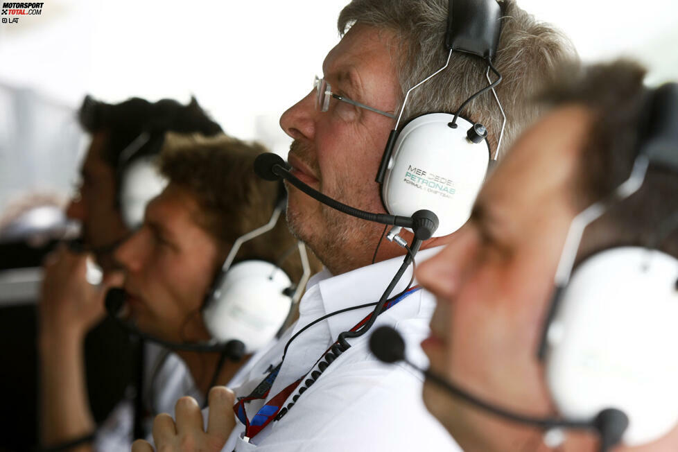 Da war Mercedes-Teamchef Ross Brawn gefragt. Und er traf eine Entscheidung - zugunsten von Lewis Hamilton, gegen Nico Rosberg. Überholen war nicht drin, die Fahrer sollten die Positionen halten. Und so lautete die Antwort auf Rosbergs Funkspruch schlicht: 