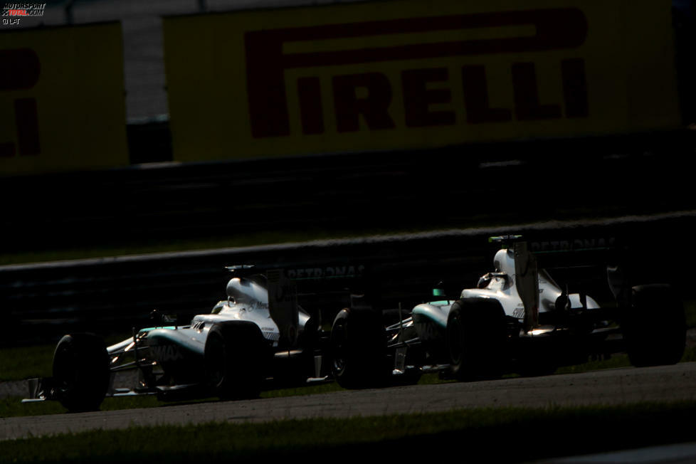 Fast gleichauf kamen die Mercedes-Piloten aus der Zielkurve, doch dank seines DR-Systems konnte Lewis Hamilton Nico Rosberg doch noch einmal in Schach halten. Die Entscheidung - danach gab sich Rosberg mit dem vierten Platz zufrieden, allerdings nur widerwillig. Die Positionen aber waren bezogen.