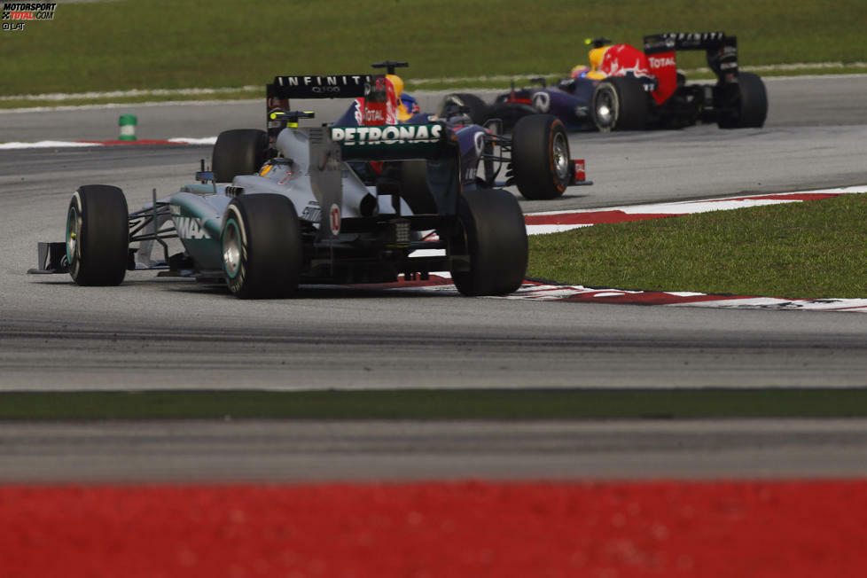 All das hatte Lewis Hamilton im Mercedes aus der Logenposition verfolgt, doch kurz darauf wiederholte sich das Schauspiel beinahe - auf anderen Rängen, mit anderen Protagonisten und auch mit einem anderen Verlauf.