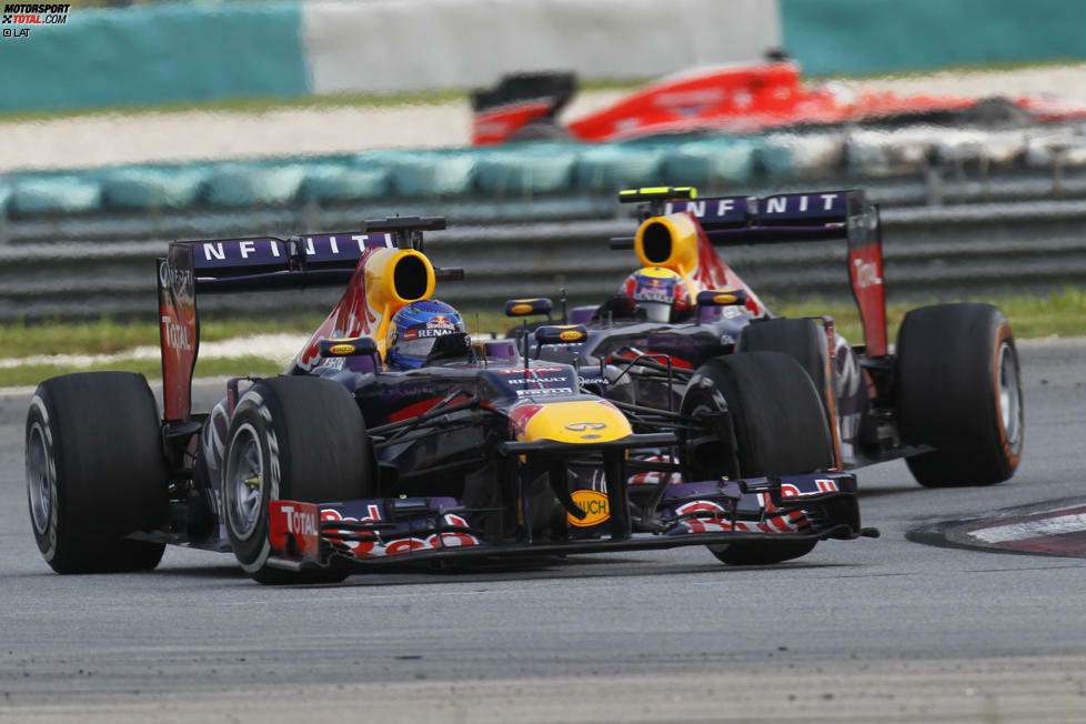 Hier der Bildbeweis dazu: Die Red-Bull-Reihenfolge war auf einmal umgedreht. Sehr zum Leidwesen von Mark Webber, der - von den TV-Kameras aufgefangen - seinem Teamkollegen Sebastian Vettel gleich noch den Finger zeigte. Aber einen anderen als den 