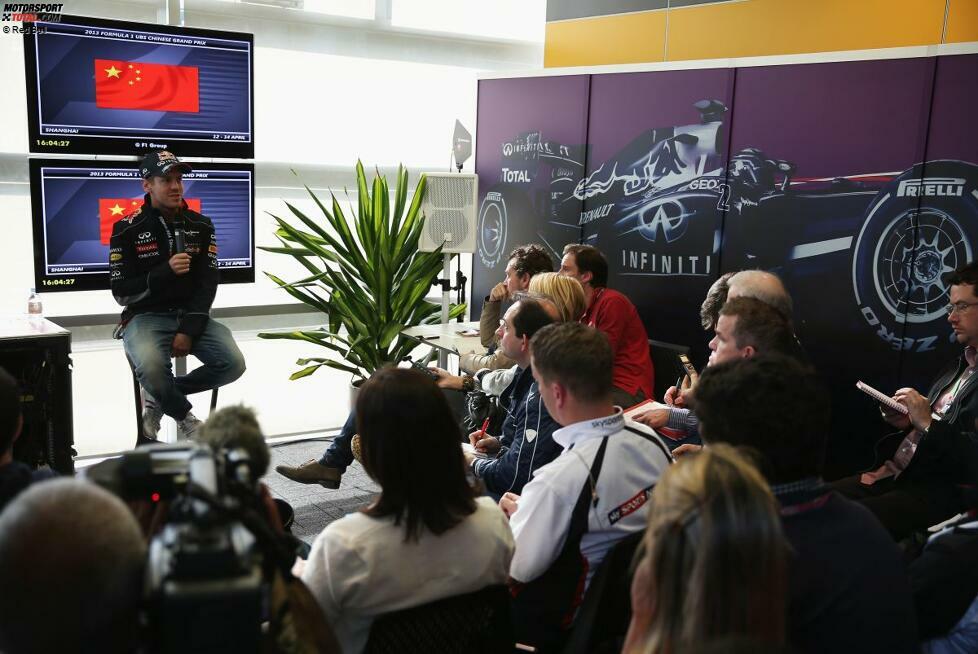 In Malaysia zeigte sich Sebastian Vettel noch reumütig, die Stallorder ignoriert und Mark Webber überholt zu haben. Knapp drei Wochen später klingt das schon ganz anders: Weil Webber ihn in der Vergangenheit auch nicht unterstützt habe, hätte er sich den Sieg ohnehin nicht verdient gehabt, findet Vettel. Eine Pressekonferenz, die um die Welt geht.
