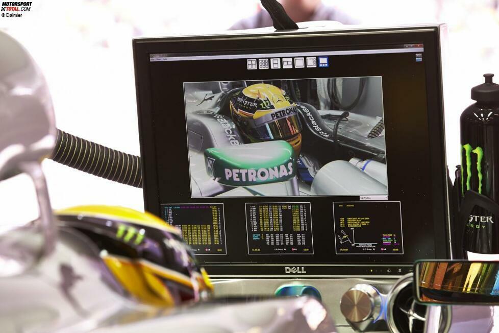 Der Arbeitsplatz eines Formel-1-Piloten. Und man bemerke ein kleines Detail: Lewis Hamiltons Frischluftzufuhr kommt aus einem Lüfter, der vom Design her jenen im Cockpit des Mercedes-Supersportwagens SLS nachempfunden ist.