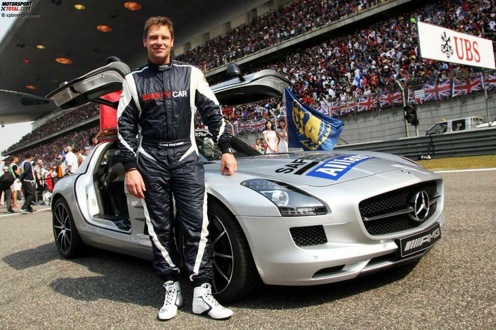 Er hat mehr Führungsrunden als viele der Formel-1-Stars: Safety-Car-Pilot Bernd Mayländer vor dem von AMG getunten Mercedes SLS GT mit 591 PS.