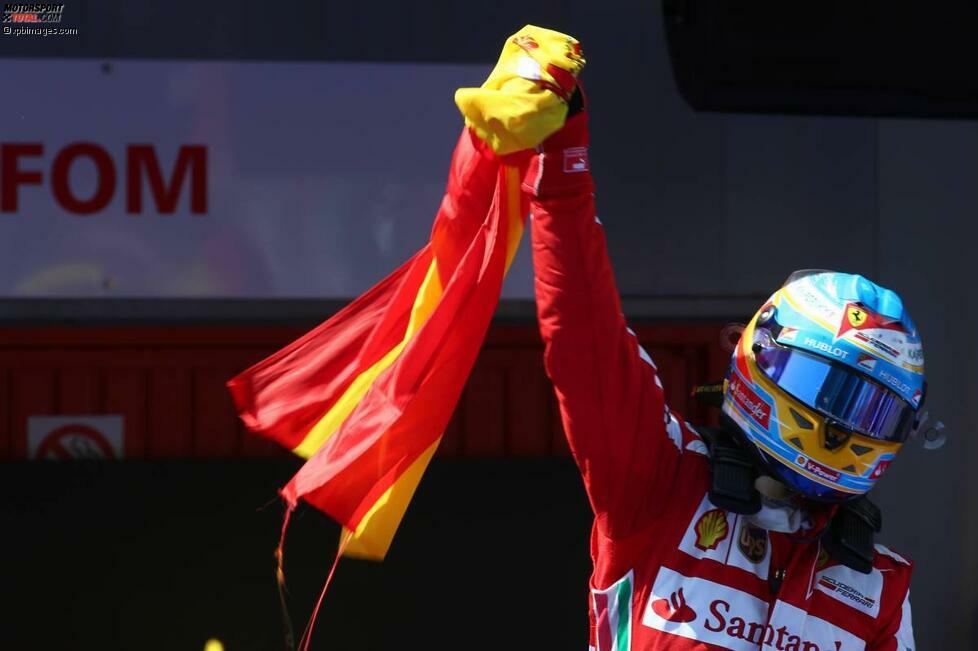 ... Fernando gewann seinen Heim-Grand-Prix und jubelte mit der spanischen Flagge, die ihm während der Auslaufrunde ein Streckenposten gereicht hatte. Das ist eigentlich nicht erlaubt und hatte eine FIA-Untersuchung zur Folge, die Rennkommissare um Ex-Weltmeister Alan Jones ließen aber Gnade vor Recht ergehen (genau wie übrigens auch schon in Valencia 2012).