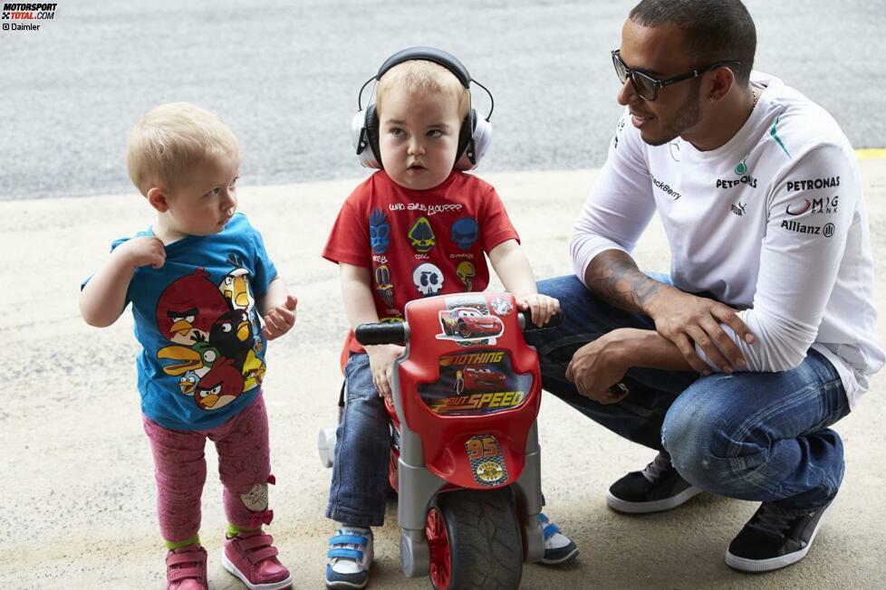 Ein Herz für Kinder I: Lewis Hamilton - der Nicole Scherzinger vor einigen Jahren zwischenzeitlich verlassen hatte, weil die unbedingt schon Mama werden wollte, Lewis aber noch kein Papa. Ob sich das inzwischen geändert hat?