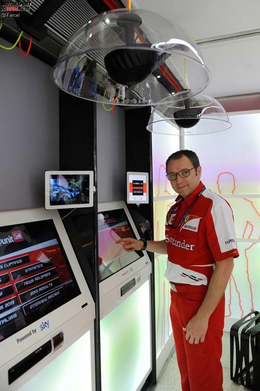 Stefano Domenicali zeigt die neuen Media-Bildschirme, auf denen Ferrari den Journalisten in Kooperation mit dem britischen TV-Sender Sky pralles Infotainment liefert. Genutzt wurden die drei Monitore im Gästebereich des Ferrari-Motorhomes aber kaum.