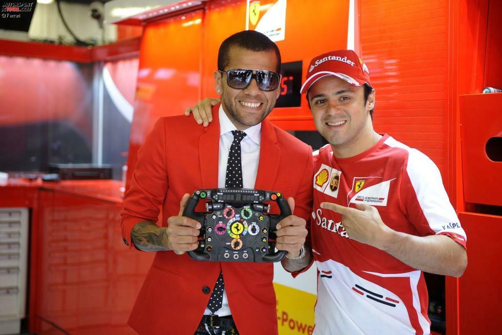 Dani Alves, brasilianischer Verteidiger des FC Barcelona, lässt sich von seinem Landsmann Felipe Massa das Ferrari-Lenkrad erklären. Noch am Wochenende durfte sich der Starkicker als neuer spanischer Meister feiern lassen.