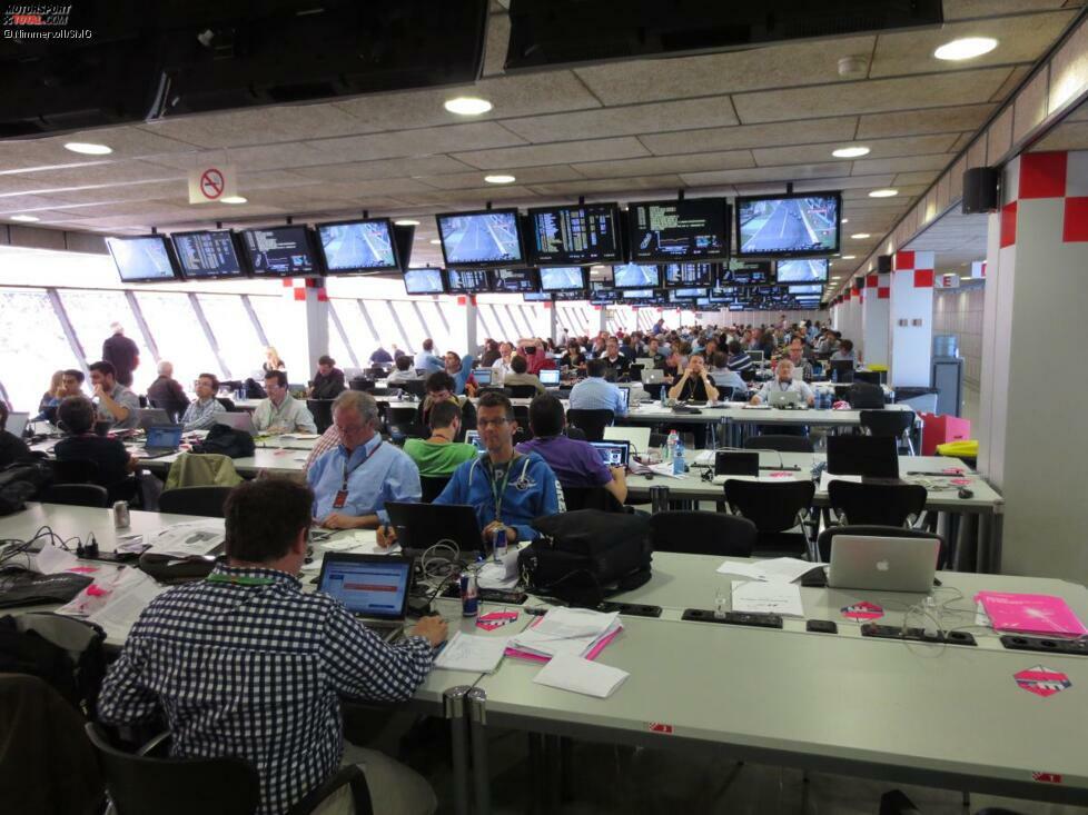 Die Formel-1-Schreiberlinge bei der Arbeit: Blick ins Medienzentrum am Circuit de Catalunya.